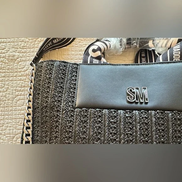 New Steve Madden Black Textured Tote Handbag with an Adjustable/Detachable Stap - Picture 3 of 7
